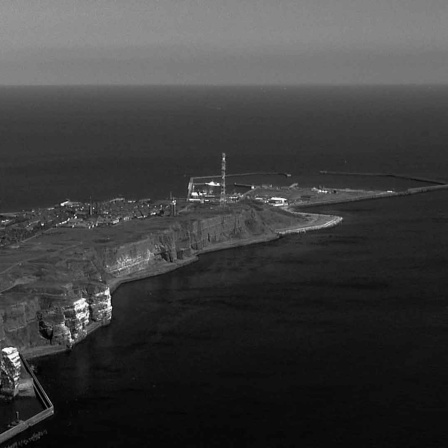 Eine Luftaufnahme von der Insel Helgoland, schwarz weiß.