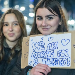 Zwei Taylor Swift Fans suchen vor dem Stadion in Vancouver Konzerttickets. 