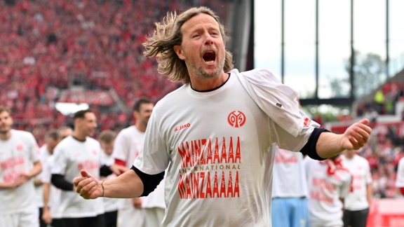 Sportschau Bundesliga - Mainz-spieler Feiern Henriksen Mit Bierdusche