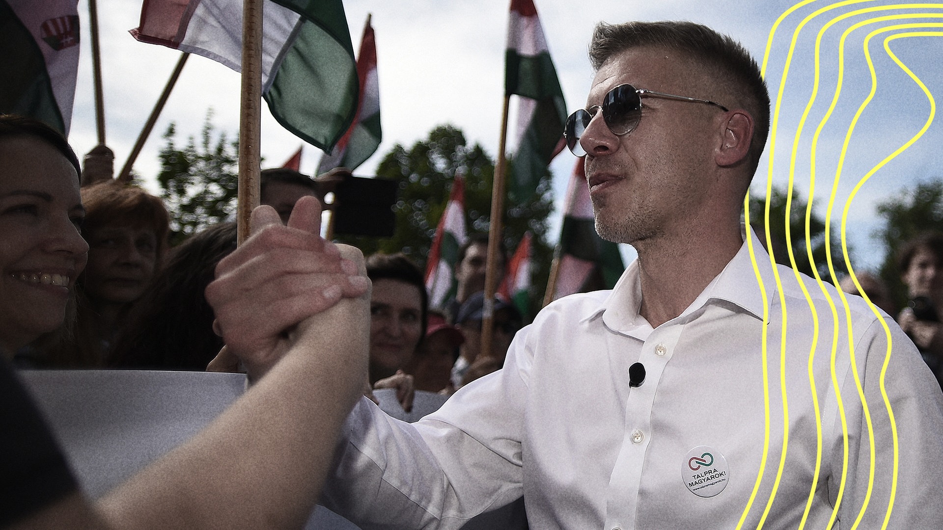 Peter Magyar grüßt die Menschenmenge bei einer Anti-Regierungsdemo in Budapest, Ungarn. 