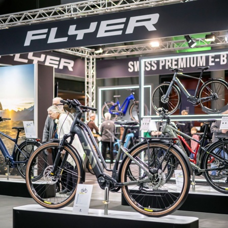 Modernes Fahrrad wird auf einer Messe ausgestellt