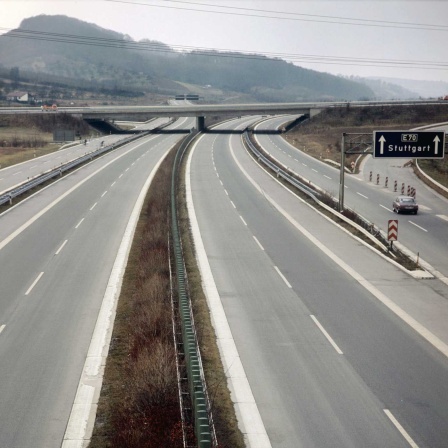 ARCHIV: Blick auf die leere Autobahn Heilbronn - Stuttgart bei Weinsberg am 09.12.1973 (Bild: picture alliance /Michael Moesch)