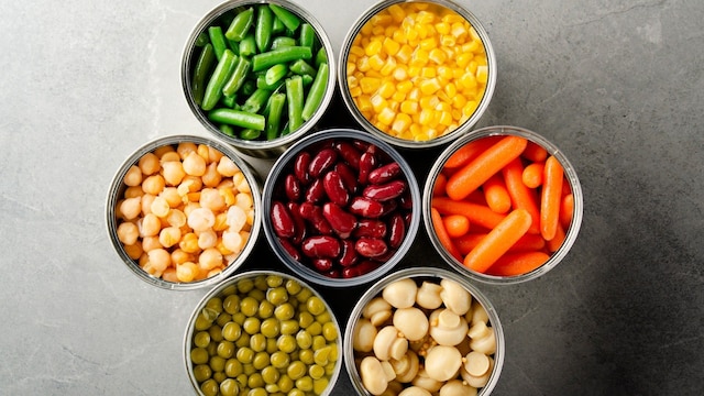 Das Bild zeigt Konservendosen mit Gemüse.