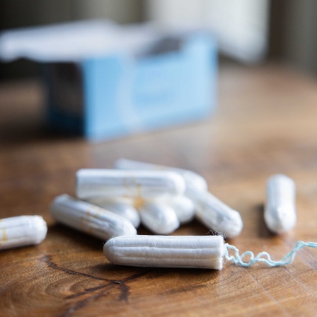 Tampons liegen auf einem Tisch