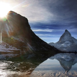 Das Matterhorn in der Schweiz spiegelt sich im Riffelsee.