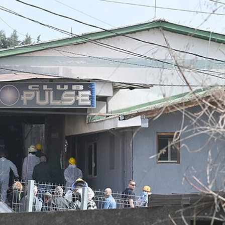Rettungskräfte sind nach einem Brand vor dem Nachtclub "Pulse" in der Stadt Kocani in Nordmazedonien im Einsatz (16. März 2025).