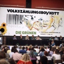 Eröffnung der 9. Bundesversammlung der Grünen am 1. Mai 1987 in Duisburg. Auf einem Plakat hinter dem Podium wurde zum Boykott der Volkszählung aufgerufen. 