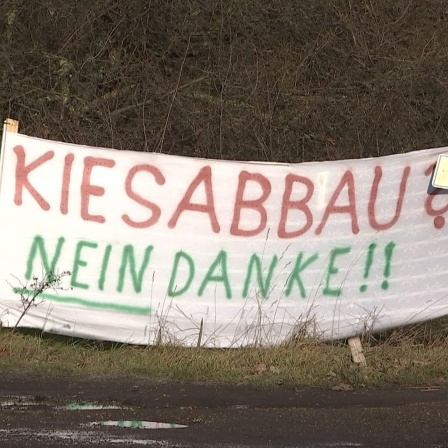 Ein Transparent auf dem steht "Kiesabbau, nein danke"
