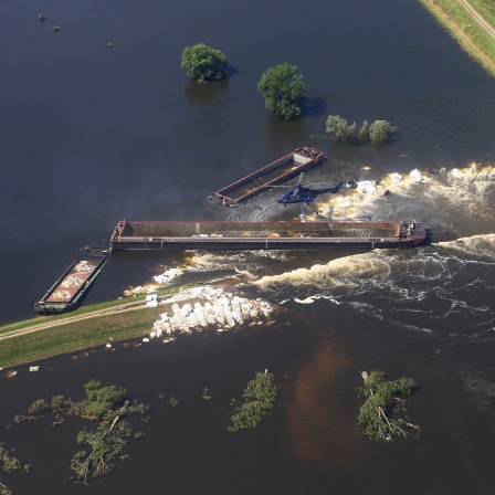 Ein Hubschrauber wirft am 17.06.2013 so genannte BigPacks an den Dammbruch in Fischbeck (Sachsen-Anhalt)