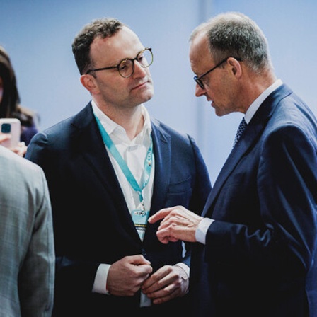 Jens Spahn, Mitglied des Deutschen Bundestages (CDU), und Friedrich Merz, CDU-Parteivorsitzender, aufgenommen im Rahmen des Bundesausschusses der CDU in Berlin, 28.04.2025.