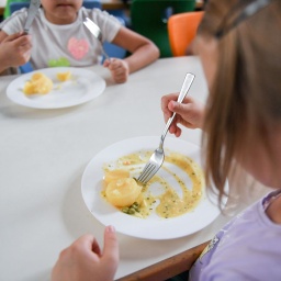 Schulessen an einer Berliner Grundschule (Bild: picture alliance/dpa/dpa-Zentralbild/Jens Kalaene)