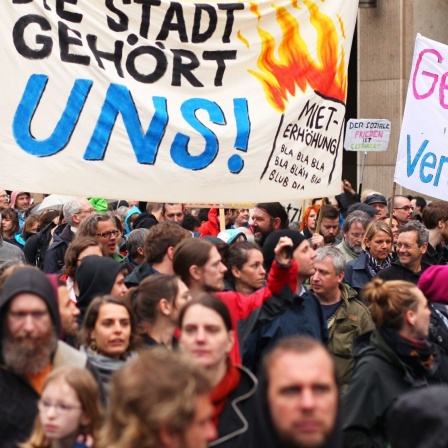Teilnehmer einer Demonstration gegen Mietenwahnsinn und Verdrängung am 14.04.2018 in Berlin tragen ein Transparent mit der Aufschrift "Uns gehört die Stadt!". 