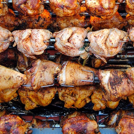 Brathähnchen und Schweinshaxe im Grill