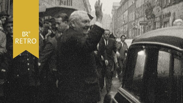 Bundeskanzler Ludwig Erhard bei Ankunft in Fürth, winkend vor Menschenmenge | Bild: BR Archiv