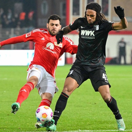 Kevin Volland (1. FC Union Berlin) im Zweikampf mit Kevin Mbabu (FC Augsburg)