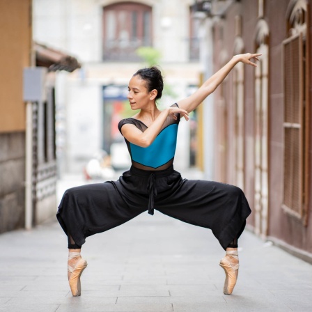 Ballettänzerin mit Spitzenschuhen auf einer Straße