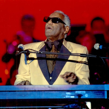 Der Musiker Ray Charles spielt am Klavier.