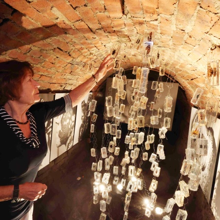 Kuratorin Gitta Heil zeigt die Instalation &quot;LandUNTER&quot; von Heike Stephan in einem Höhler unter der Stadt. 