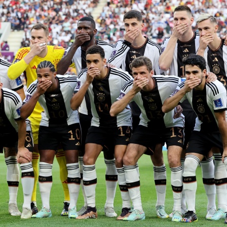 Katar, Al-Rajjan: Die Spieler der deutschen Mannschaft halten sich beim Foto die Hände vor den Mund.
