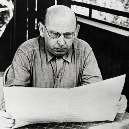 Hanns Eisler mit Notenblatt in Malibu um 1946