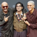Der Rapper Xatar, mit bürgerlichem namen Giwar Hajabi (l-r), Fatih Akin, Regisseur, und Emilio Sakraya, Schauspieler, stehen auf dem Roten Teppich zu ihrem Film "Rheingold".