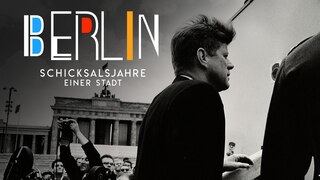 Präsident John F. Kennedy am Brandenburger Tor 1963; Logo "Berlin - Schicksalsjahre einer Stadt" (Quelle: AP Photo/Will McBride-Camera Work, The Kennedy Museum; rbb))