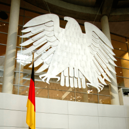 Der Bundesadler im Plenarsaal des Deutschen Bundestages © imago images/CommonLens