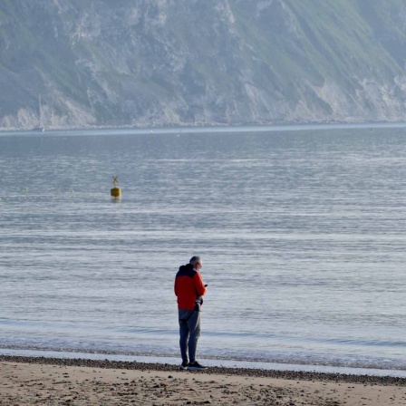 Mann alleine an einem Strand