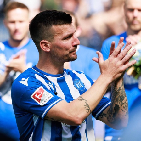 Karlsruhes Jerome Gondorf bedankt sich bei den Fans.