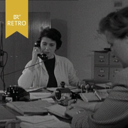 Zwei Frauen an einem Schreibtisch bei der Büroarbeit  | Bild: BR Archiv