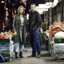 Szenenbild: Julia Grozs (Franziska Weisz) und Thorsten Falke (Wotan Wilke Möhring) stehen vor einem Gemüsegeschäft in Hannover.