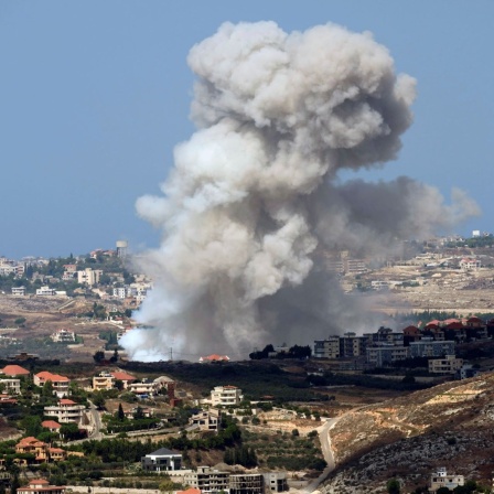 Rauch steigt auf nach israelischem Beschuss auf Dörfer im Bezirk Nabatiyeh.