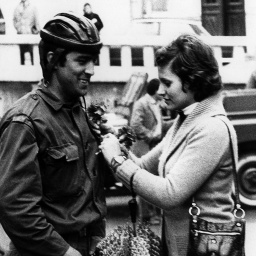 Eine Frau heftet am 25.04.1974 einem Soldaten in Lissabon, Portugal, eine rote Nelke an. Die rote Nelke ist das Symbol der portugiesischen Revolution.