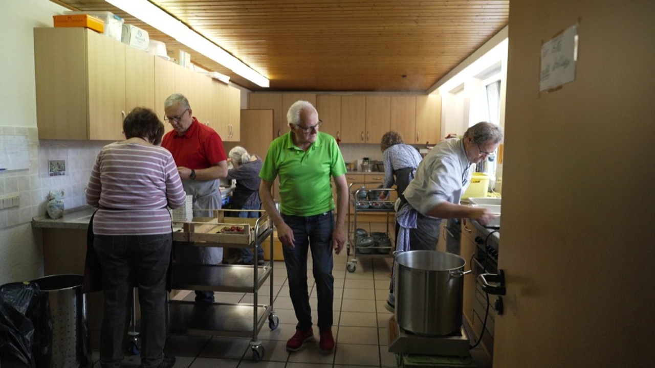 Ehrenamtliche kochen in Waderner Pfarrheim