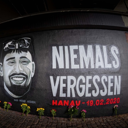 Unter der Friedensbruecke in Frankfurt erinnert ein 27 Meter langes Gedenk-Graffiti an die Opfer des Anschlags in Hanau am 19. Februar 2020.
