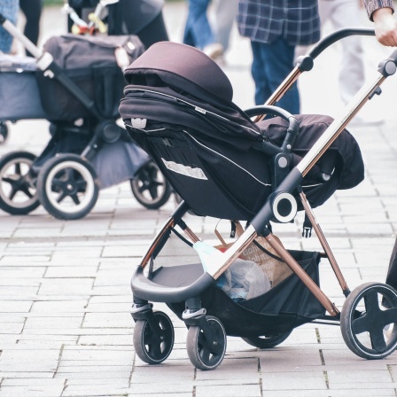 Zwei Kinderwagen werden durch die Innentadt gezogen.