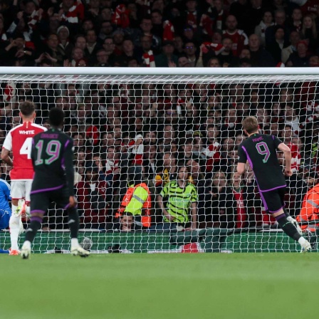 Champions League Viertelfinale: arry Kane (FC Bayern München) trifft zum 1:1 gegen Torwart David Raya (Arsenal London) per Elfmeter