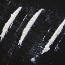 Kokain-Linien auf dunklem Untergrund