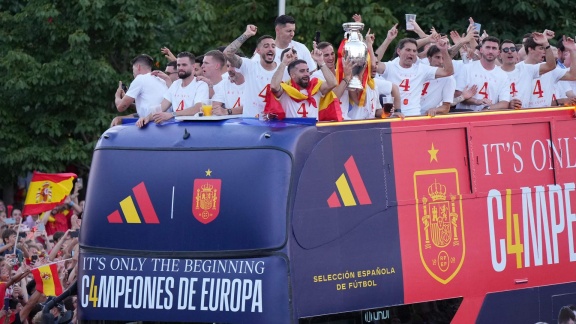 Sportschau - Spanische Mannschaft Lässt Sich In Madrid Feiern
