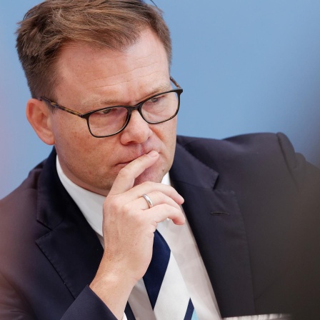 Der Beauftragte der Bundesregierung für Ostdeutschland, Carsten Schneider (SPD), in der Bundespressekonferenz. 