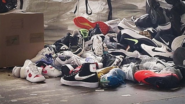 Viele Nike-Schuhe liegen auf einem Haufen