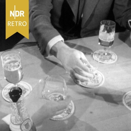 Männer trinken in einer Kneipe Bier und Korn, 1950er Jahre.