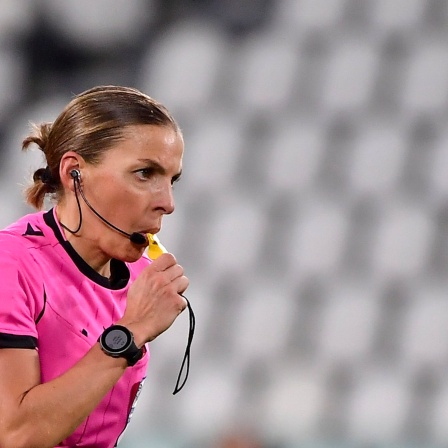 Die französische Schiedsrichterin Stephanie Frappart pfeift als erste Frau ein WM-Spiel der Männer