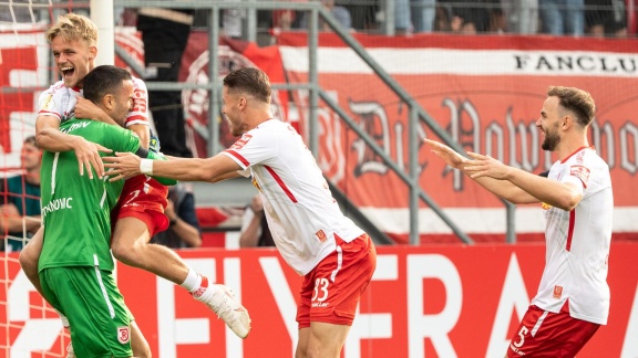 Sportschau - Nach Elfmeterschießen: Regensburg Triumphiert Gegen Köln