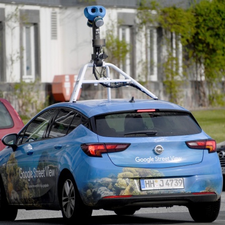 Ein Wagen von Google Street View mit einer Kamera auf dem Dach fährt durch Kiel.