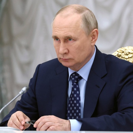 Foto zeigt Wladimir Putin, Präsident von Russland, der eine Staatsratssitzung im Kreml leitet.