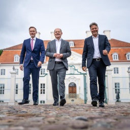 Finanzminister Lindner (FDP, Bundeskanzler Olaf Scholz (SPD) und Wirtschaftsminister Robert Habeck (Grüne, von links) vor Schloss Meseberg 