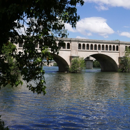 Eine steinerne Brücke führt über den Canal du Midi in Frankreich