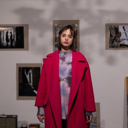 Sofa aus Moskau im Exil in Georgien. Hier bei einer Kunstperformance mit Russen,