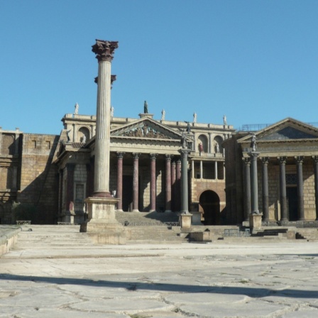 Kulissen der antiken Paläste und Foren stehen in der Filmstadt "Cinecitta" in Rom (Archivbild)